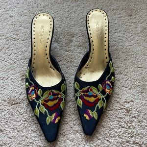 BCBG Girls black floral embroidery size 8 pointed toe heels